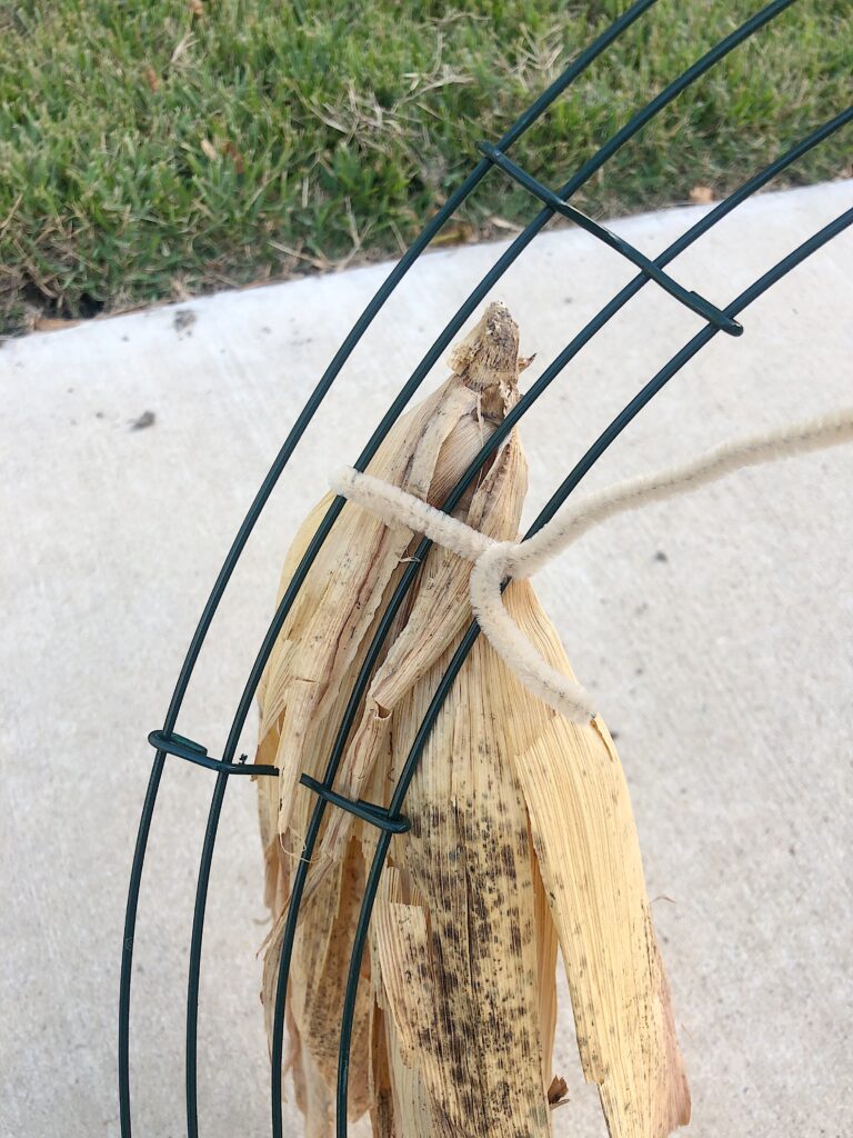 directions for making a cornhusk wreath 