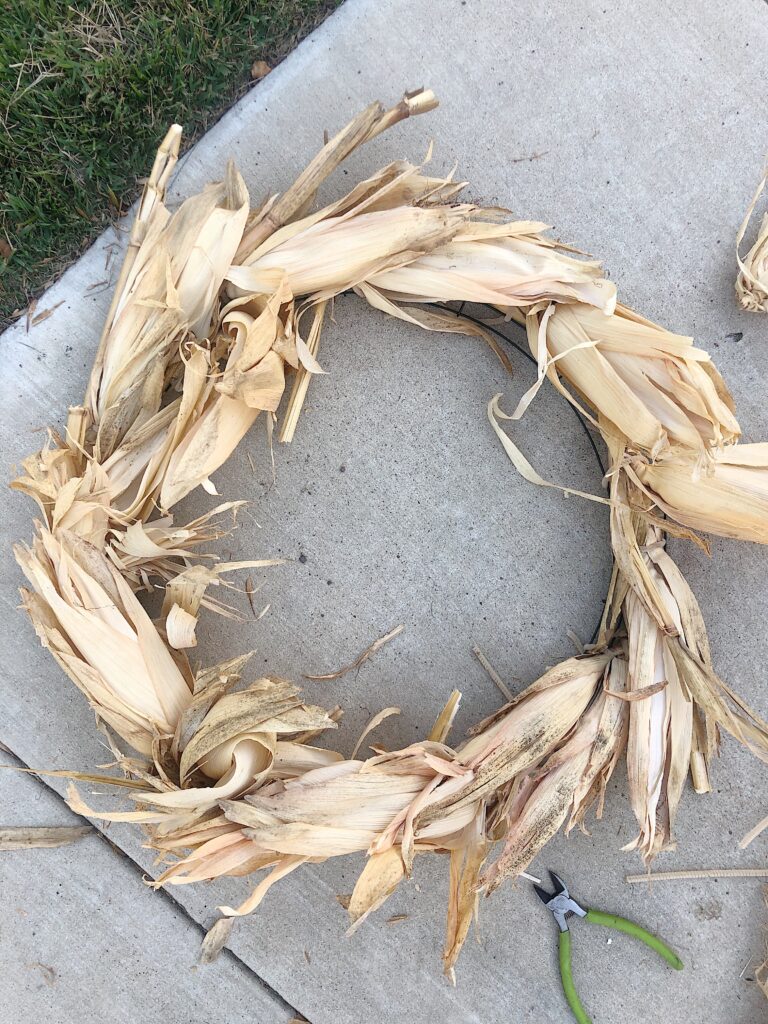 A FALL CORN HUSK WREATH - FARMHOUSE FUN