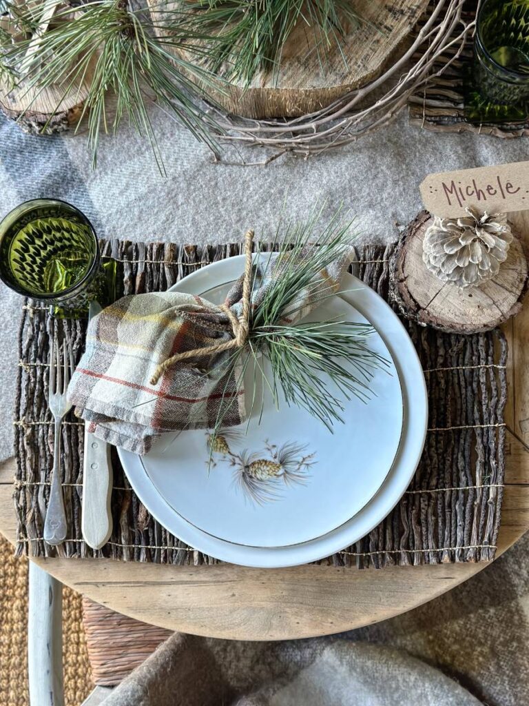 https://www.vintagehomedesigns.com/wp-content/uploads/2023/11/Rustic-and-Cabin-Inspired-Christmas-Table-setting-Ideas24-768x1024.jpg