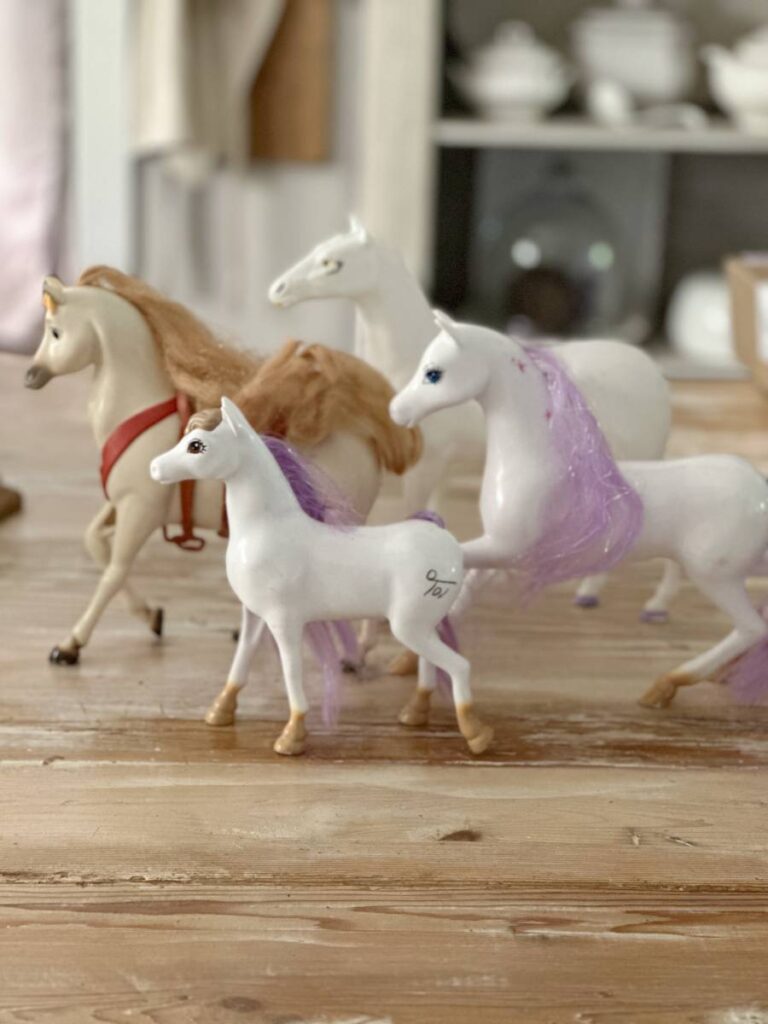 5 toy horses