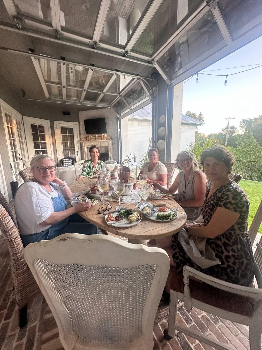 6 friends at dinner table at a girlfriend's weekend retreat